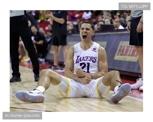 汤普森连续抢下进攻篮板补篮得分 活塞内线活力提供追分能量